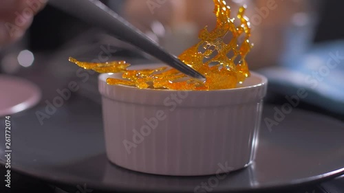 Decorating creme brulee with crispy caramel