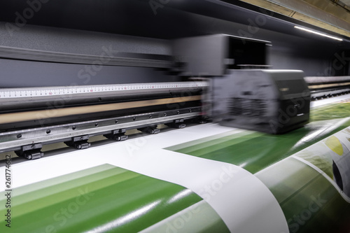 Large format digital printing machine and moving print head