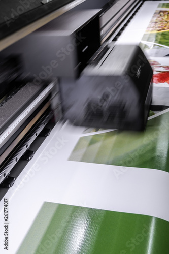 Large format digital printing machine and moving print head