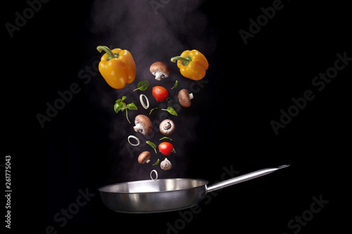 Fotografie pan with tossed vegetables