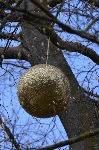 boule dorée dans l'arbre