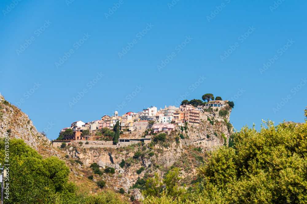 Der Ort Castelmola auf einem Felsen oberhalb des Hochplateaus von Taormina Der Ort Castelmola auf einem Felsen oberhalb des Hochplateaus von Taormina