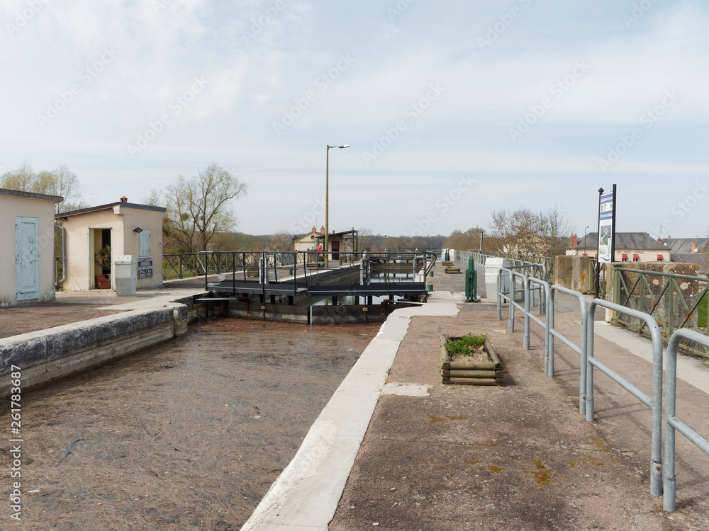 L'écluse du Guétin, le canal et Pont du canal sur l'Allier à Gimouille dans la Nièvre