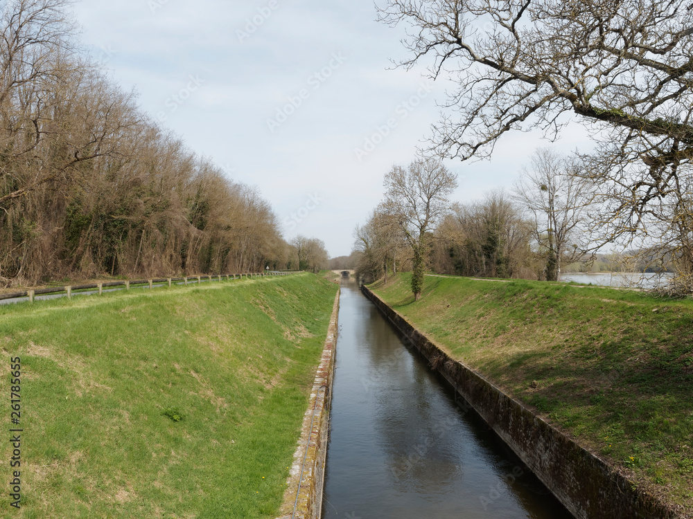 L'écluse des Lorrains et le canal latéral entre Apremont-sur-Allier dans le Cher et Gimouille dans la Nièvre L'écluse des Lorrains et le canal latéral entre Apremont-sur-Allier dans le Cher et Gimouille dans la Nièvre