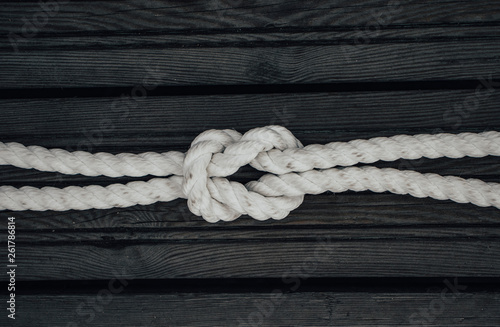 Straight knot on a wooden background © Warpion