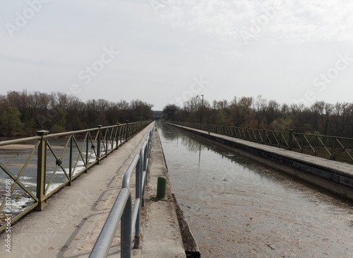 L'écluse du Guétin, le canal et Pont du canal sur l'Allier à Gimouille dans la Nièvre © Marc