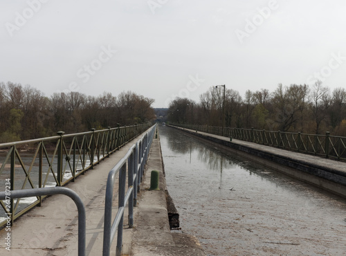 L'écluse du Guétin, le canal et Pont du canal sur l'Allier à Gimouille dans la Nièvre © Marc