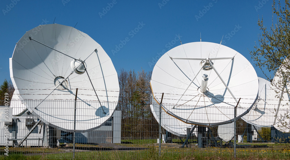 Große Satellitenschüsseln für die drahtlose Kommunikation Stock Photo |  Adobe Stock