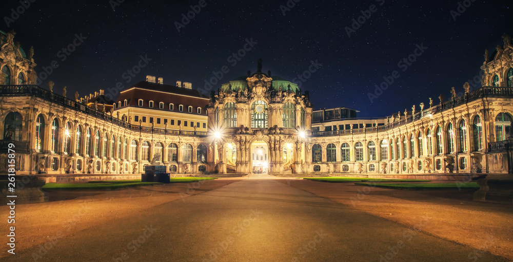 Zwinger in Dresden bei Nacht - mit Sternenhimmel und Lichter