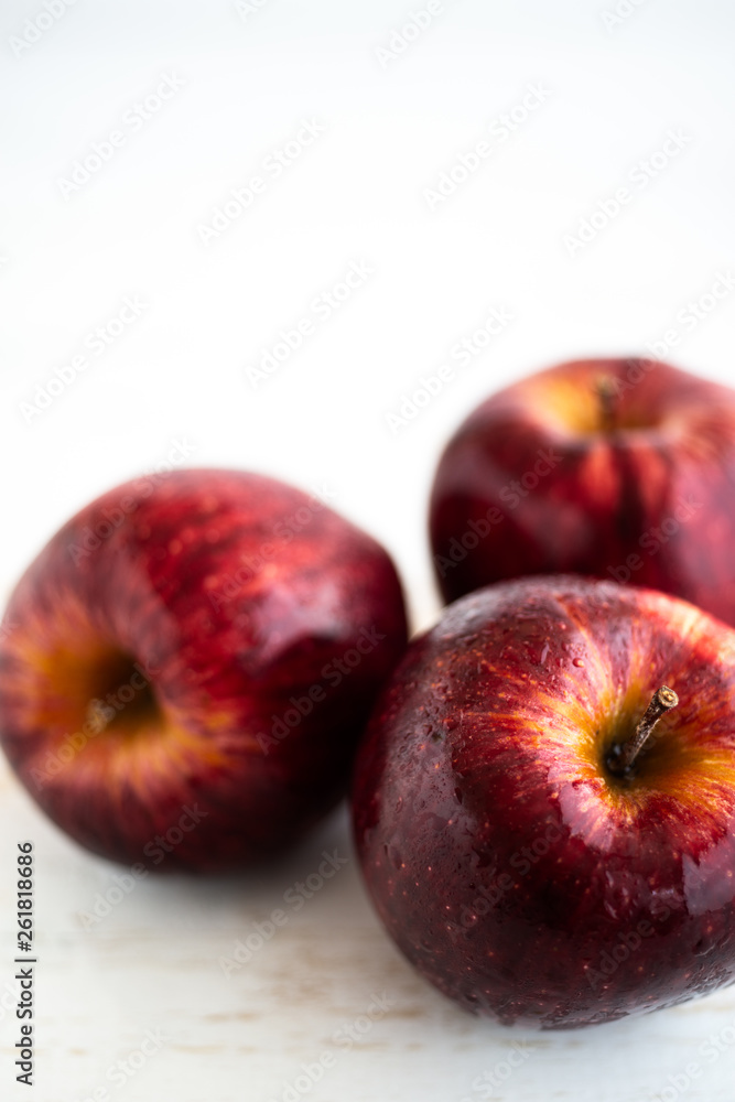 Manzanas rojas sobre fondo blanco