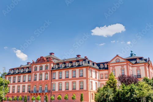 Schloss Biebrich in Wiesbaden an einem Sommertag