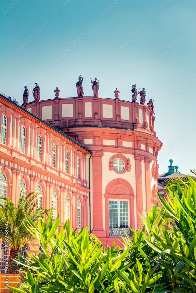 Schloss Biebrich in Wiesbaden an einem Sommertag