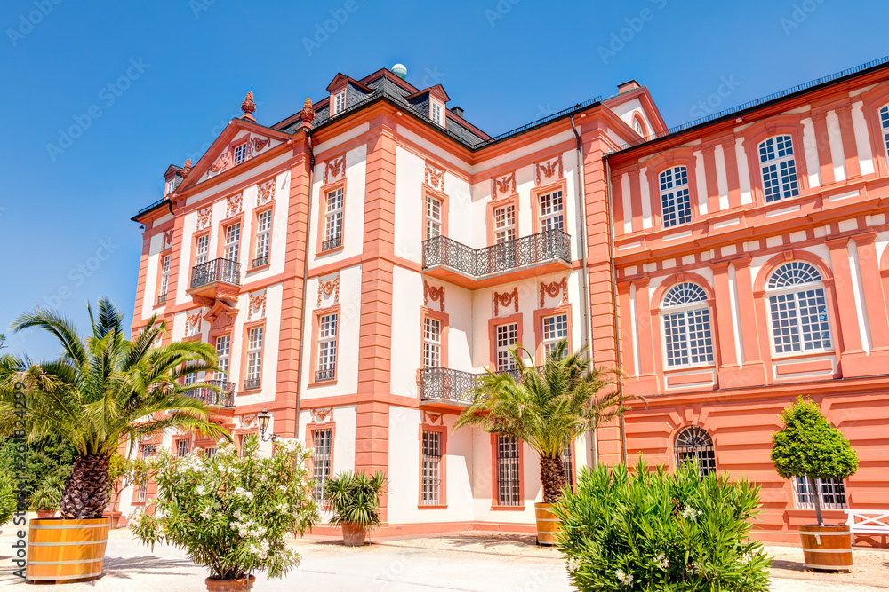 Naklejka premium Schloss Biebrich in Wiesbaden an einem Sommertag
