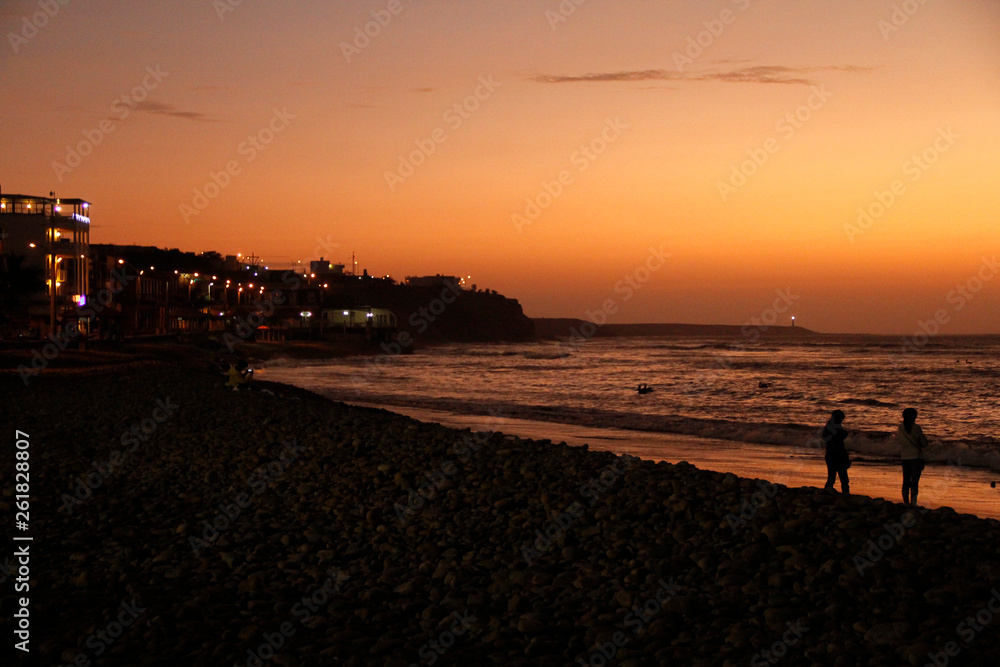 silueta de atardecer en una playa de Pacasmayo - Perú