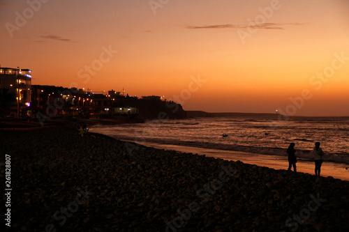 silueta de atardecer en una playa de Pacasmayo - Perú