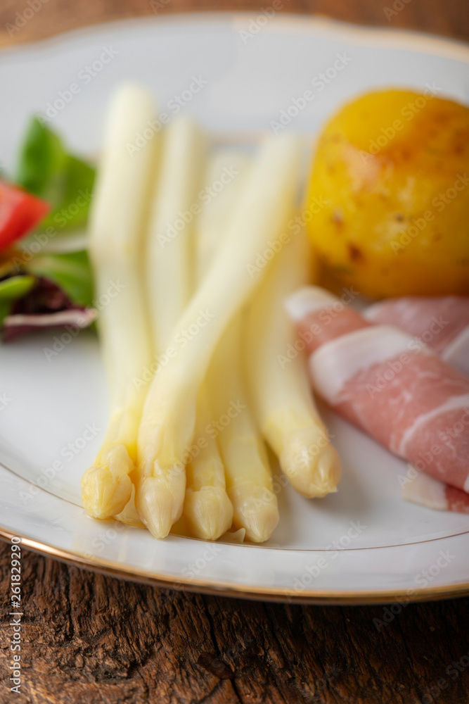 weißer Spargel mit Schinken und Kartoffeln weißer Spargel mit Schinken und Kartoffeln