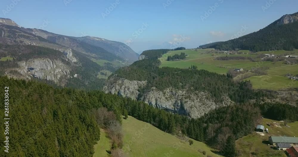 Paysage typique du massif du Vercors en France, filmé par un drone, on voit des falaises et des prairies d'altitude. Paysage typique du massif du Vercors en France, filmé par un drone, on voit des falaises et des prairies d'altitude.