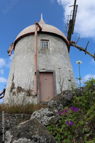 Velho moinho de vento, na ilha Graciosa, Açores, Portugal.