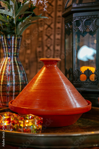 eine orientalische Tajine-Gefäß auf einem Silbertablett mit Kerzen