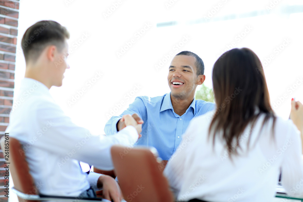 Obraz premium handshake business people sitting at a Desk