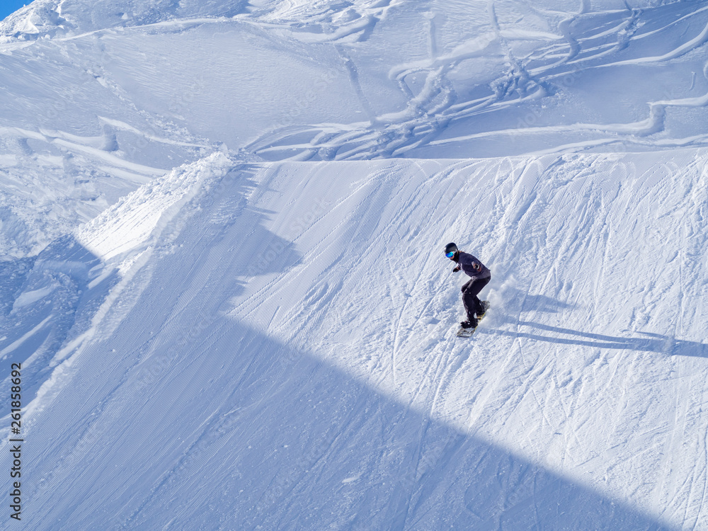 Pistas de esquí con deportistas saltando sobre la nieve en las montañas del Nordkette en Innsbruck Austria, invierno de 2018
