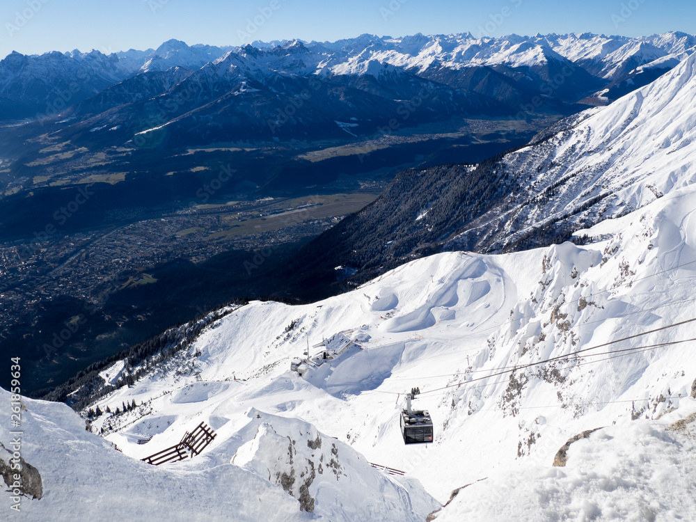 Telecabina hacia  Hungerburg, deslizándose en el  paisaje nevado de las montañas del Nordkette en Innsbruck Austria, invierno de 2018