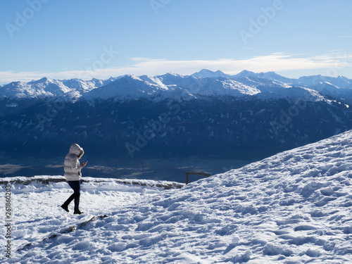 Turista caminando por el  paisaje nevado de las montañas del Nordkette en Innsbruck Austria, invierno de 2018 © acaballero67