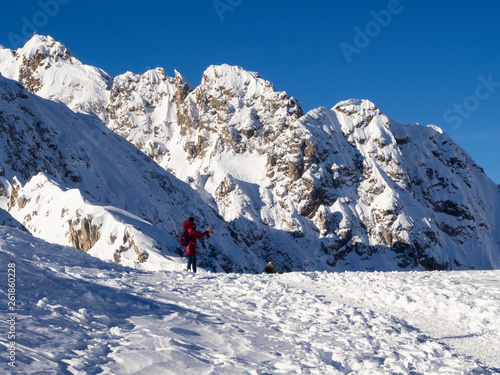  Turista haciendo fotos en las montañas del Nordkette en Innsbruck Austria, invierno de 2018