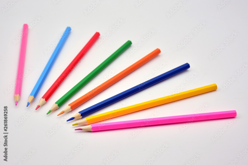 Lapices de diferentes colores sobre fondo blanco Lapices de diferentes colores sobre fondo blanco