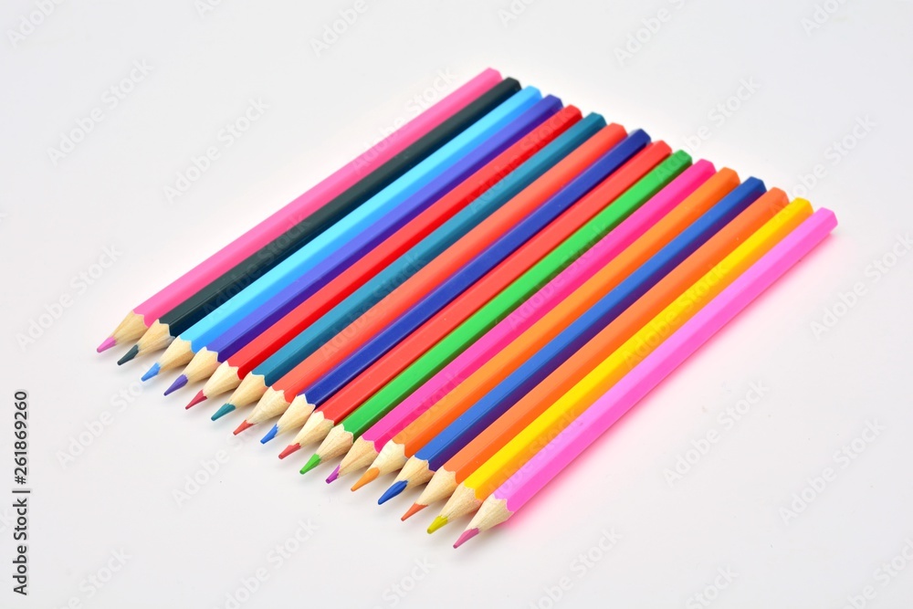 Lapices de diferentes colores sobre fondo blanco Lapices de diferentes colores sobre fondo blanco