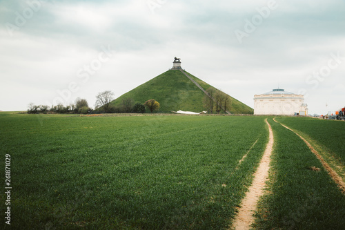 Stampa su tela Famous Lion's Mound memorial site at the battlefield of Waterloo with dark cloud