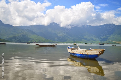 Laguna tranquila con barcas de pescadores © edurivera