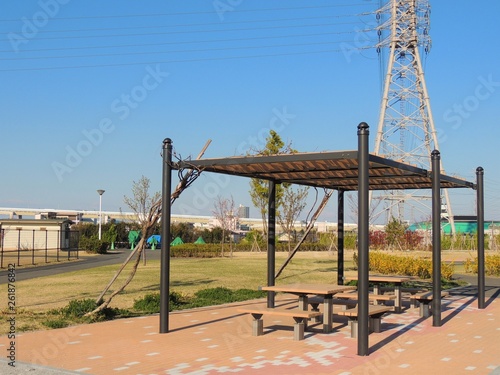 格子屋根のある公園のベンチ