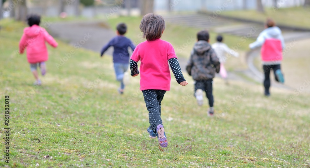 公園で遊ぶ園児 公園で遊ぶ園児