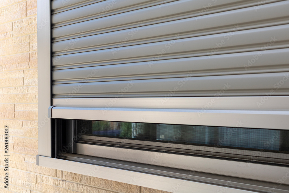 Obraz premium 閉めた窓のシャッター