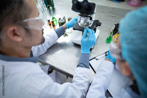 Health care researchers wor...