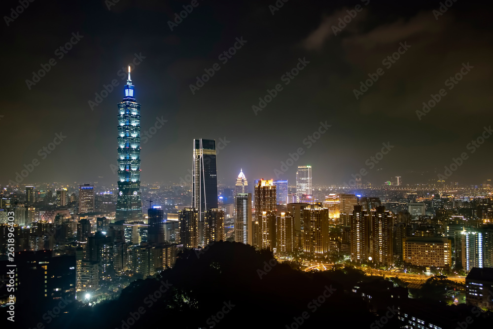 Fototapeta premium Taipei 101 tower at night, Taiwan