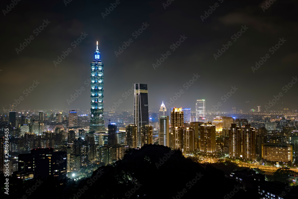 Fototapeta premium Taipei 101 tower at night, Taiwan