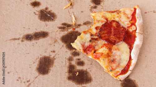 Fotografie The remains of half-eaten pizza on a greasy box.