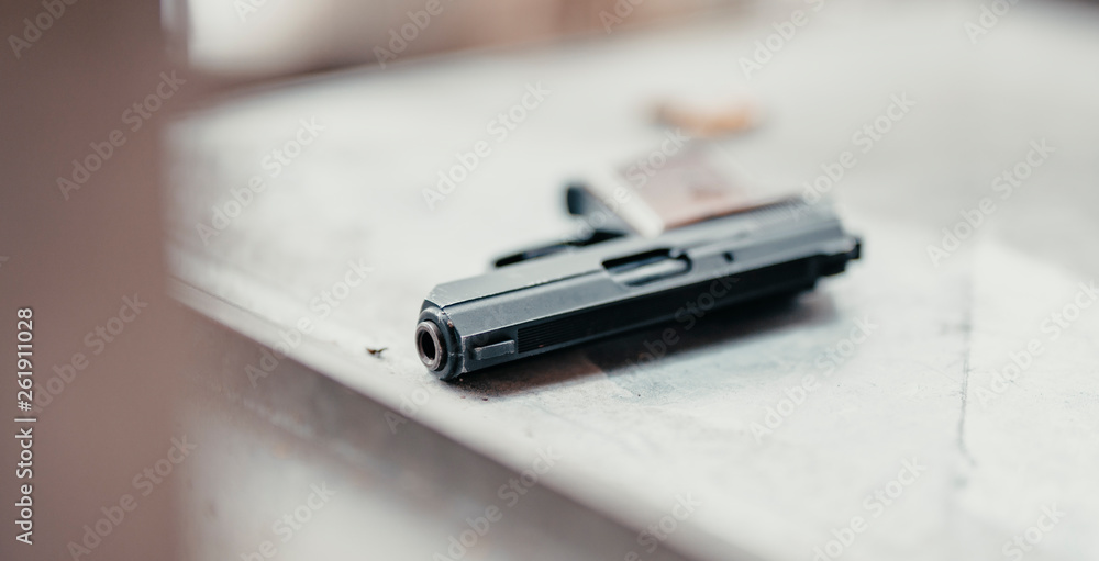 Fototapeta premium Tatort mit Schusswaffe als Beweis