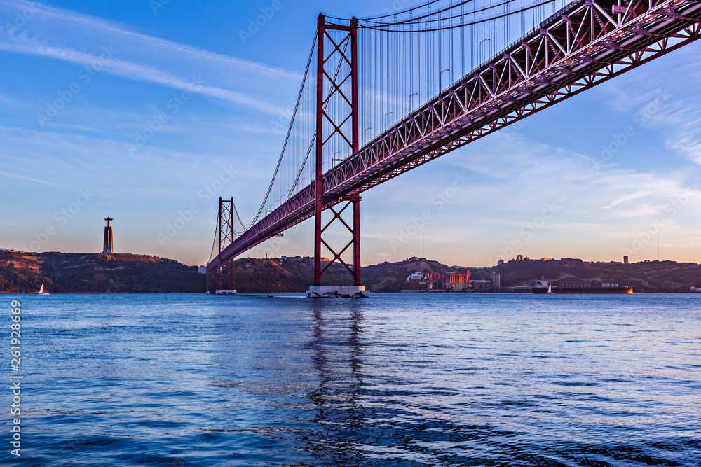 Fototapeta premium The Ponte 25 de Abril Bridge