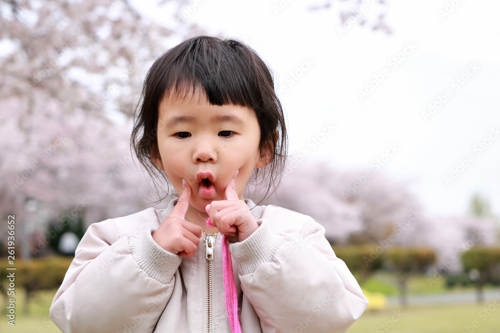 頬を押さえる女の子