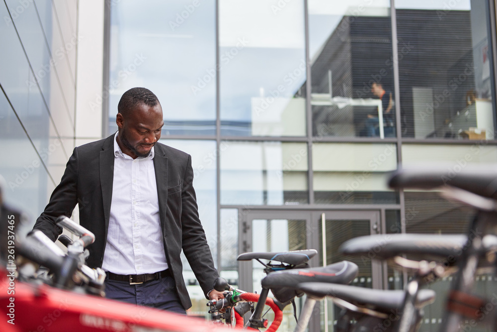 Afrikanischer Geschäftsmann mit Fahrrad Afrikanischer Geschäftsmann mit Fahrrad
