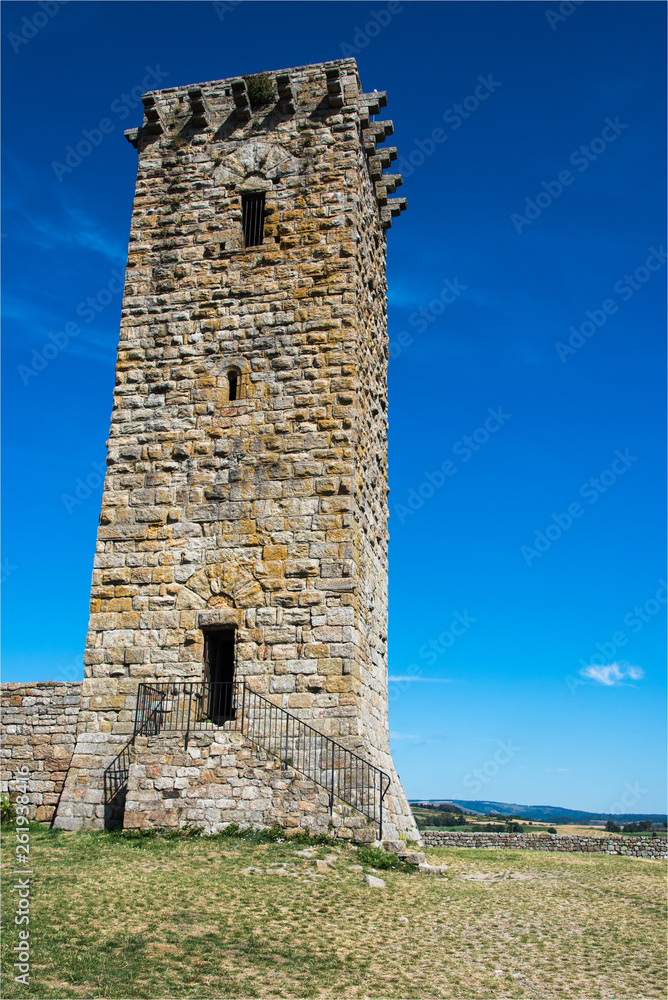 tour dans le village fortifié de La Garde Guérin dans la Lozère en France