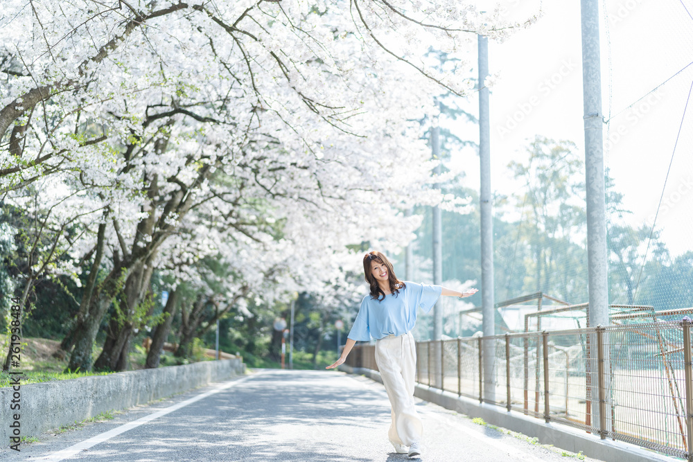 桜と女性