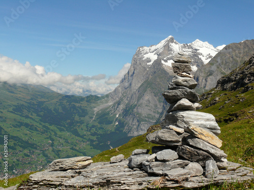 A sculpture of pebbles and the Swiss mountains in the background. © MyVideoimage.com