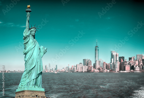 Manhattah skyline and Statue of Liberty. © mshch