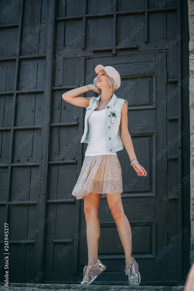 Streetstyle blonde in casual clothes Streetstyle blonde in casual clothes