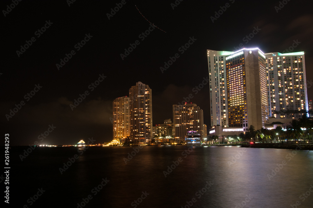 Fototapeta premium Miami skyline at night