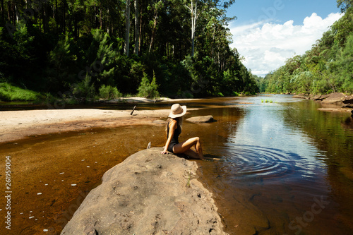 Foto Woman relaxing along the shallows of the Grose River